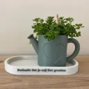 Schaaltje met gieter als plantenpot